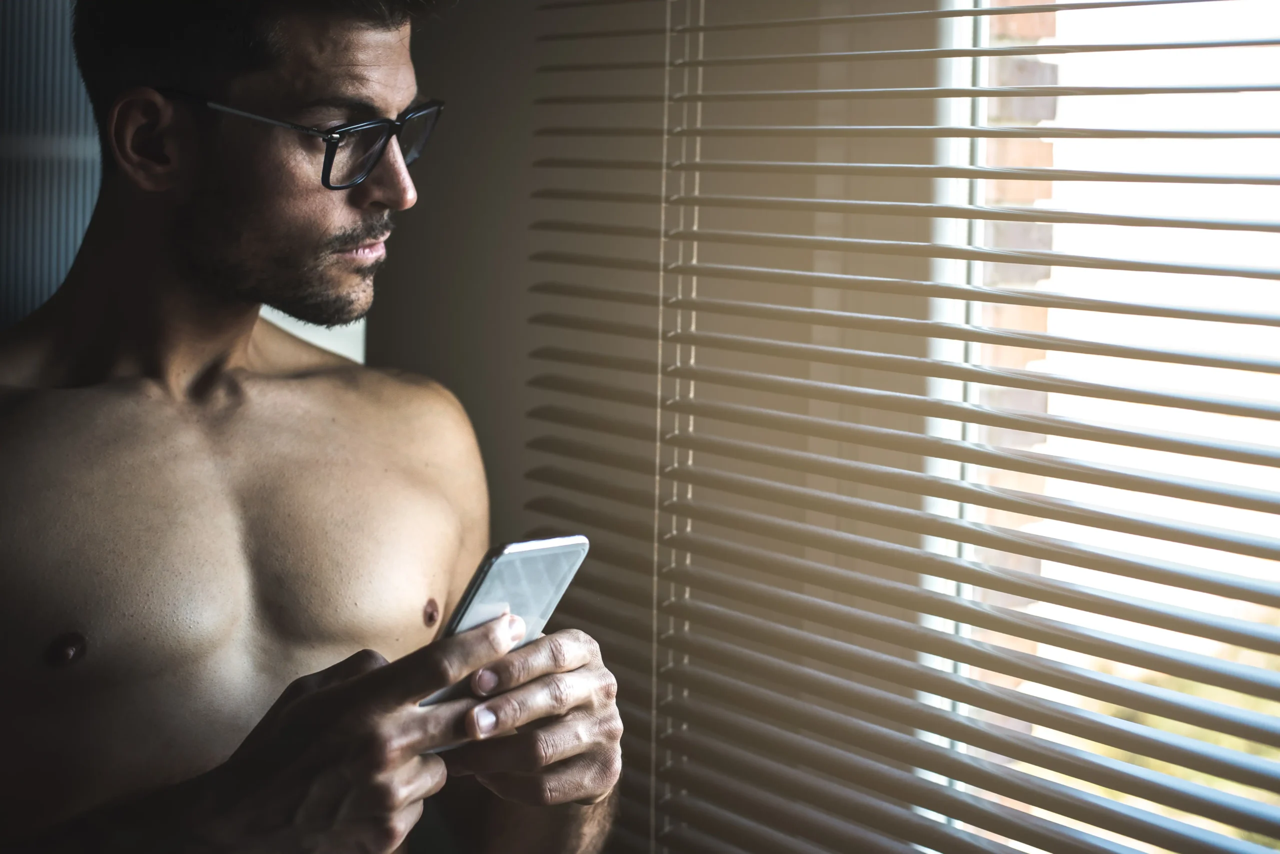 Persona revisando mensajes en su smartphone, representación del trabajo de un chatter en OnlyFans