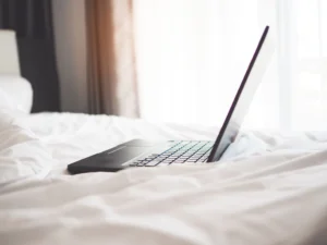 Laptop abierta sobre cama