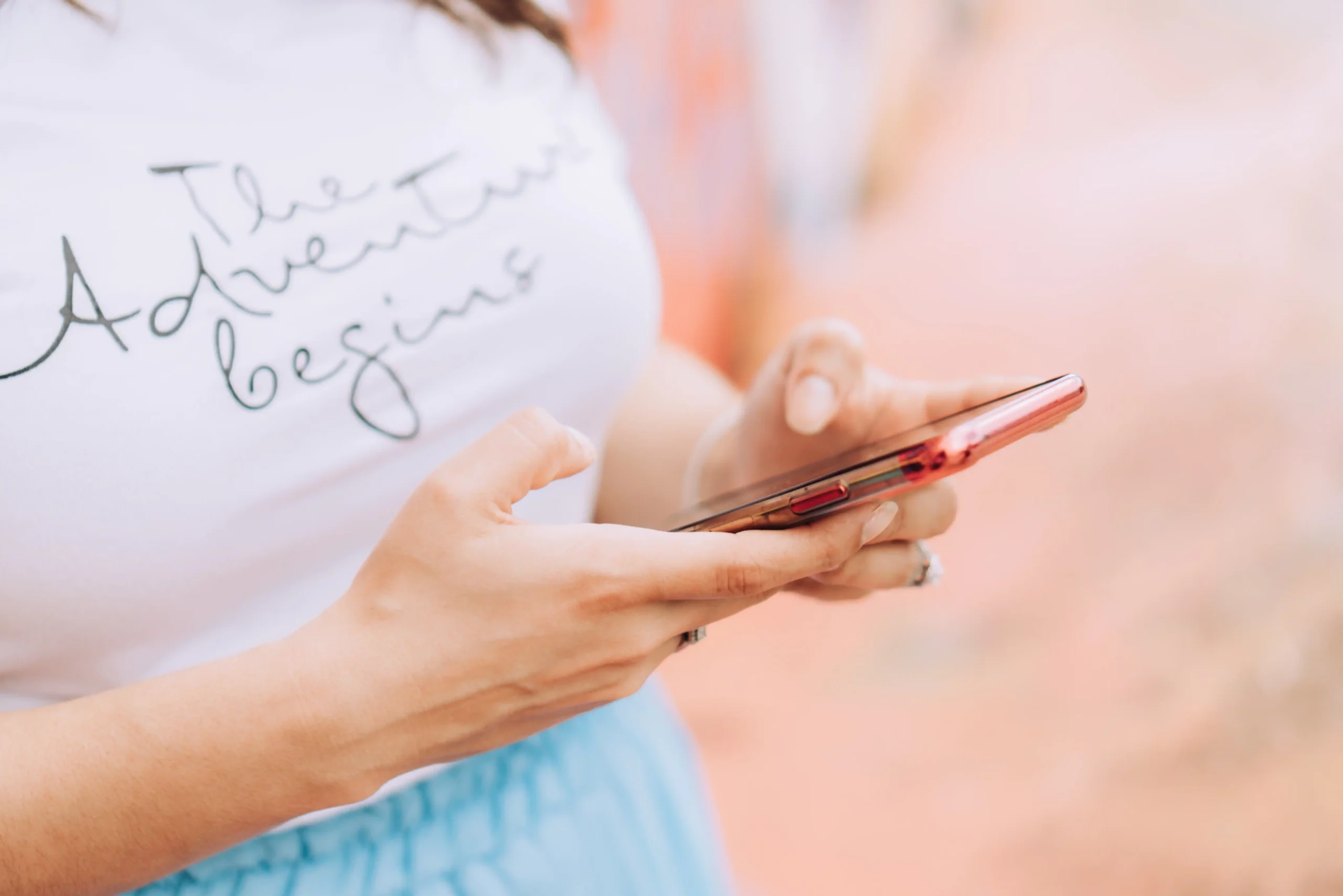 Persona sosteniendo un teléfono móvil mientras escribe mensajes