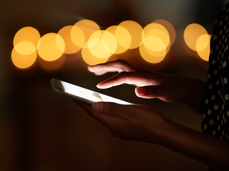 Mensajes gestionados de noche por una agencia de chatters para OnlyFans