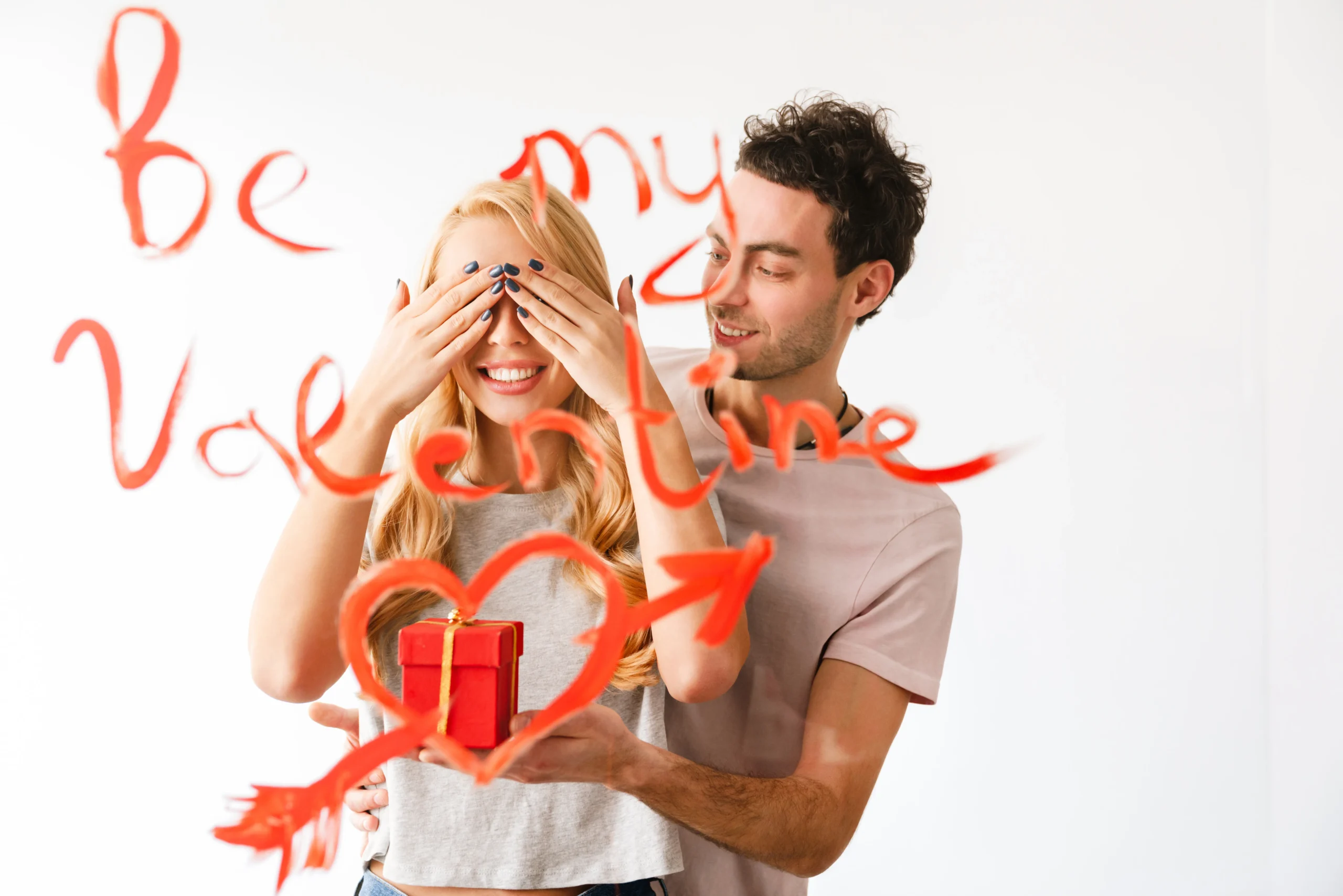 Pareja dando regalo de san valentin