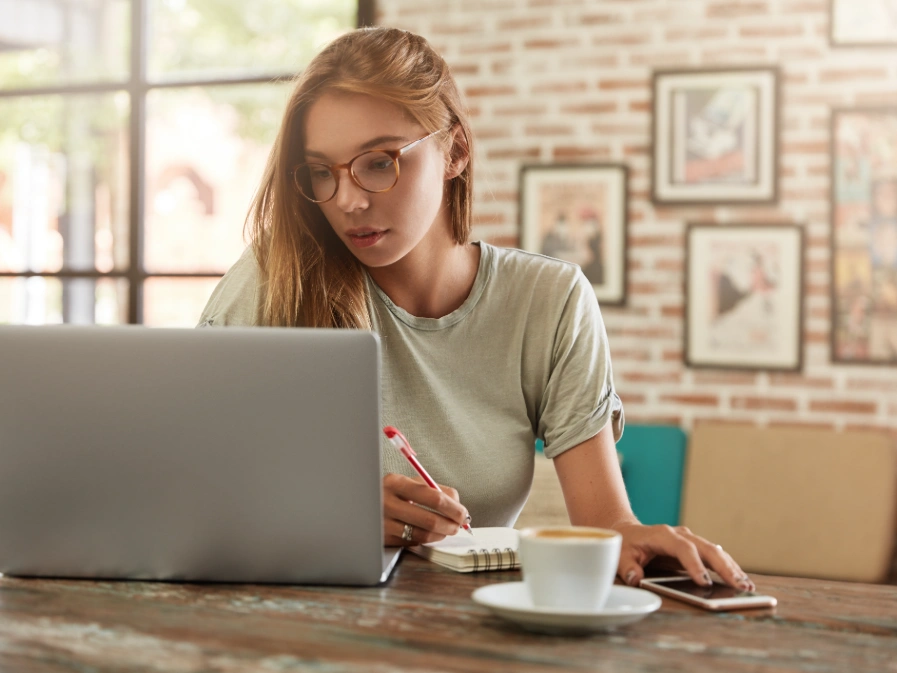 Chatter profesional planificando la estrategia de una agencia de chatters para OnlyFans